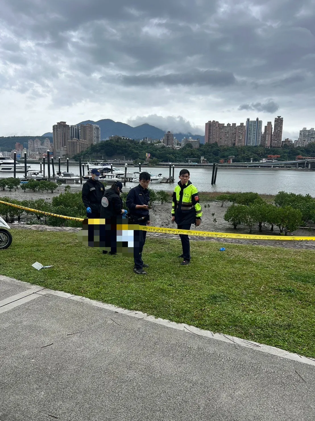 員警於現場調查。翻攝畫面