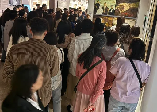 紀念228自由花蕊展　參觀人數倍增！現場傳出啜泣聲