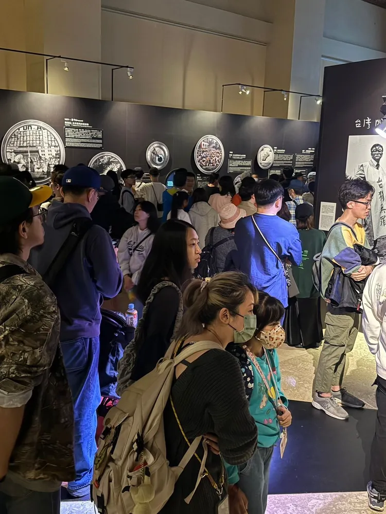 中正紀念堂主任張惠君指出，27日觀展人次已達2721人，呈現倍數成長。翻攝李遠臉書