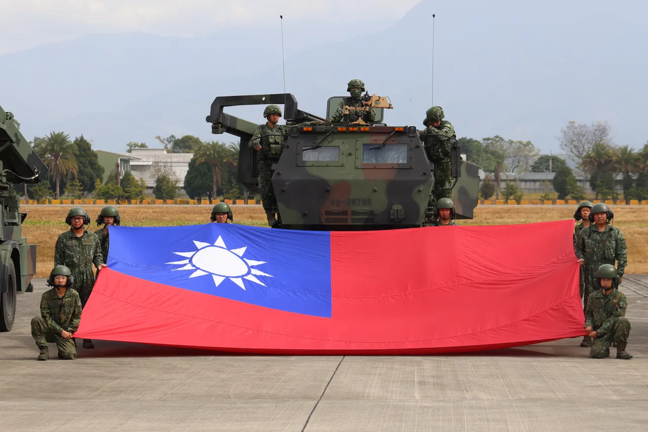 陸軍官兵與美製海馬士多管火箭系統發射車合影。記者李俊毅攝