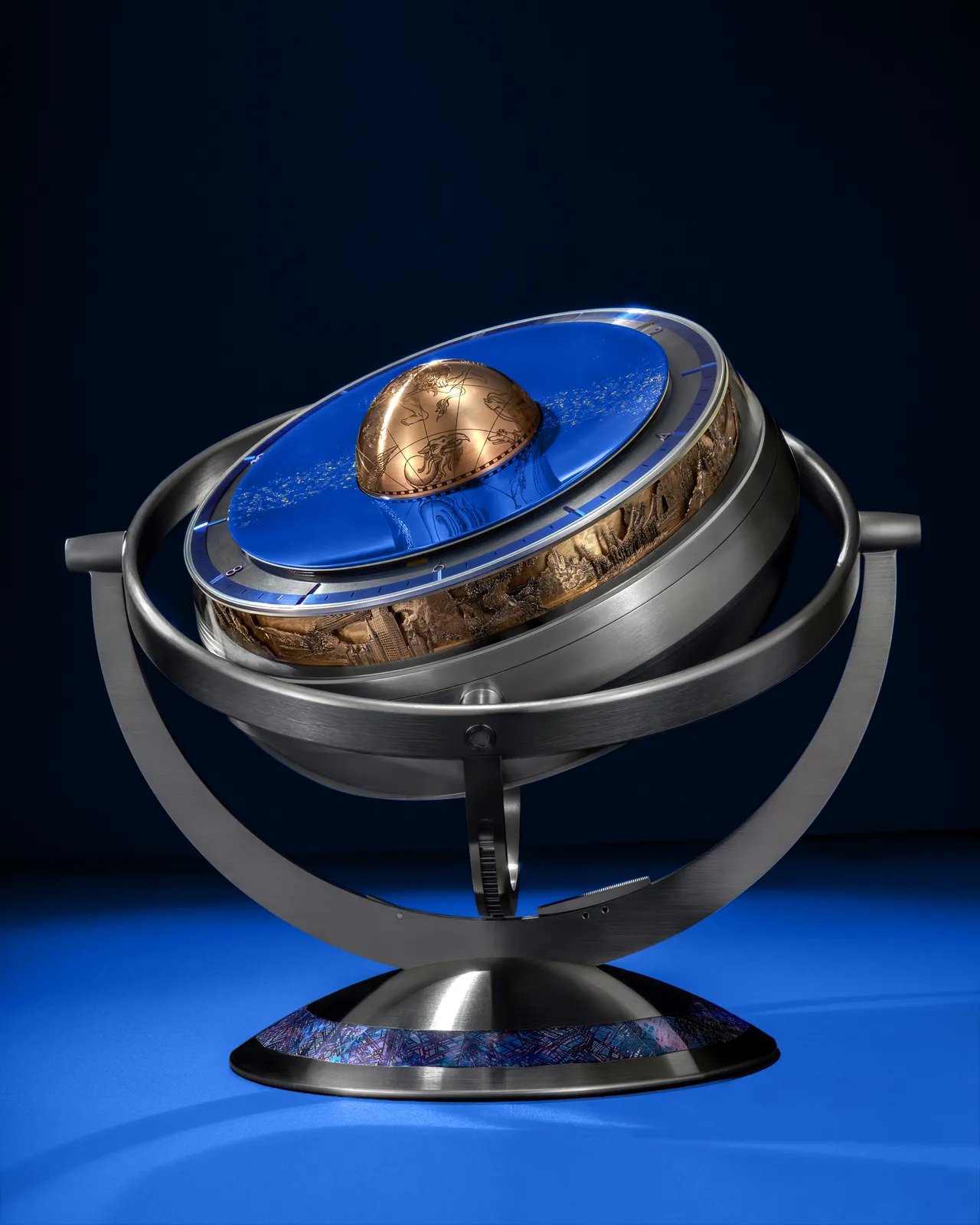 路易威登LVDB-03 Sympathique Louis Varius座鐘，鈦金屬外殼，重量約10公斤。品牌提供