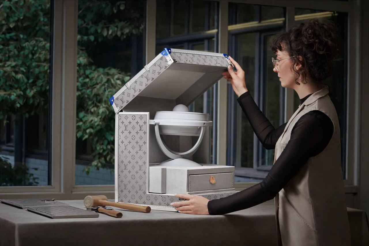 LV將18世紀的傳奇發明「子母鐘」賦予當代靈魂。品牌提供