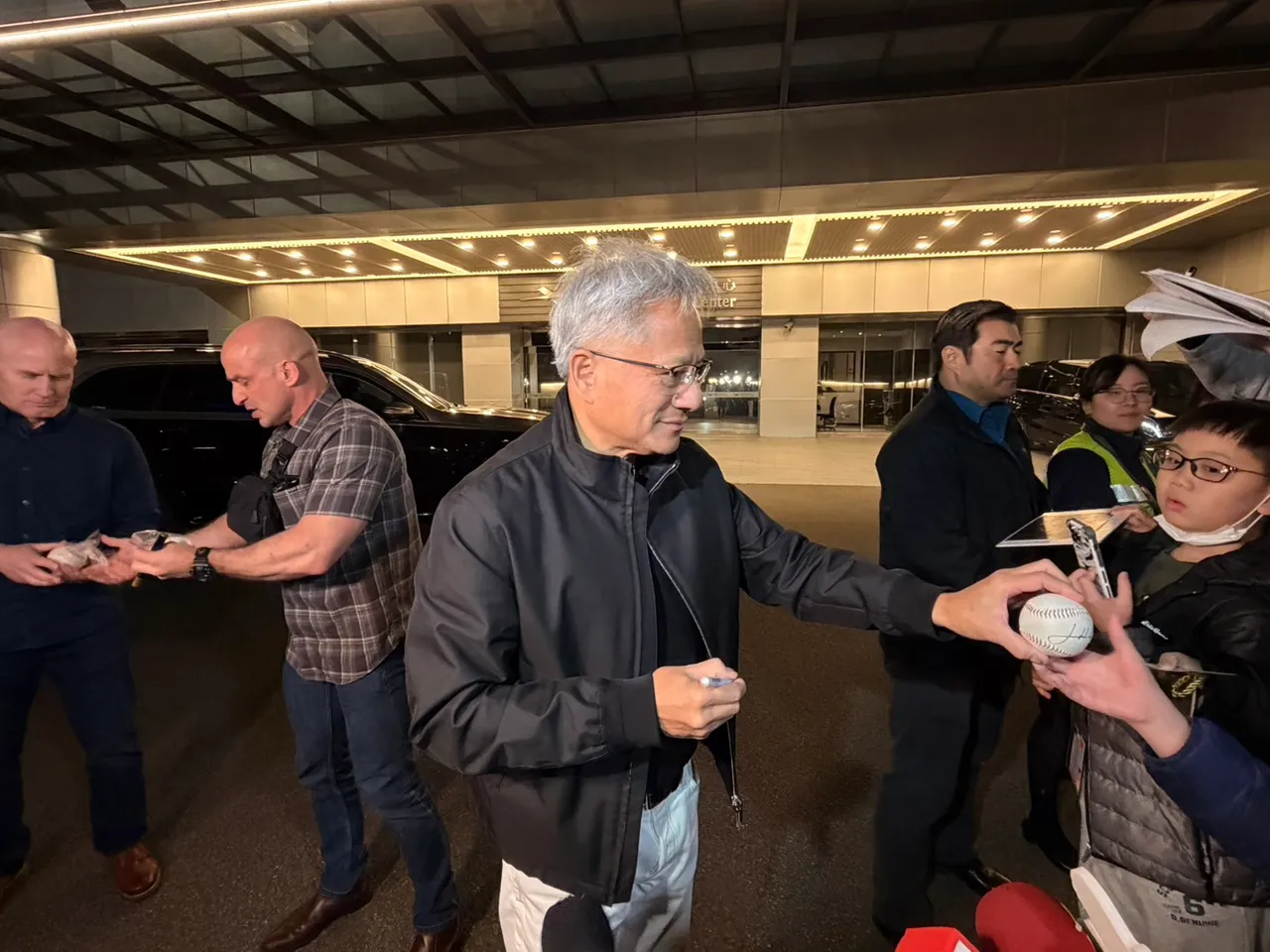 輝達執行長黃仁勳離台前仍不忘幫粉絲簽名。呂承哲攝