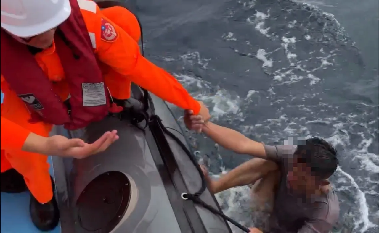 海巡人員成功救起3名船員。台東岸巡隊提供