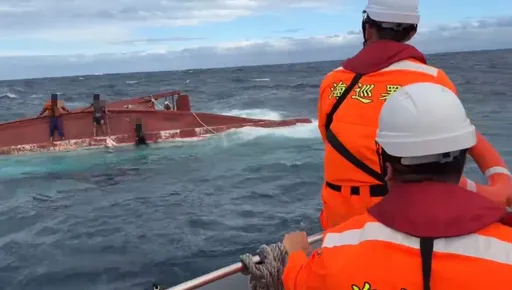 台東外海漁船翻覆　3船員攀沉船搏浪驚險獲救