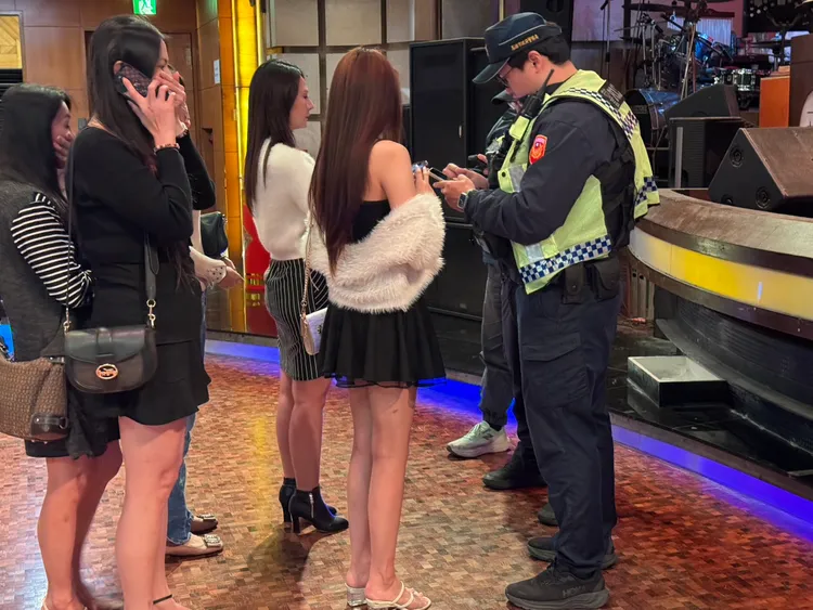 高雄市警局9日晚間動員17個分局與外勤大隊、隊共520名警力加入全市擴大臨檢。翻攝畫面