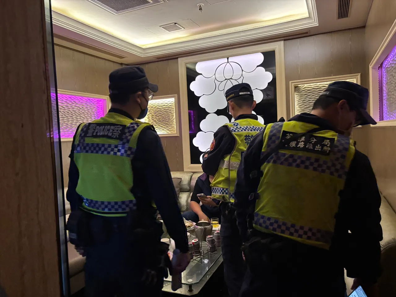 高雄市警局9日晚間動員17個分局與外勤大隊、隊共520名警力加入全市擴大臨檢勤務。翻攝畫面