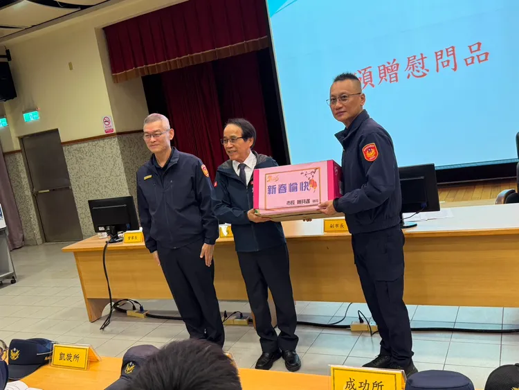 副市長林欽榮親臨苓雅分局，為警察弟兄加油打氣。翻攝畫面