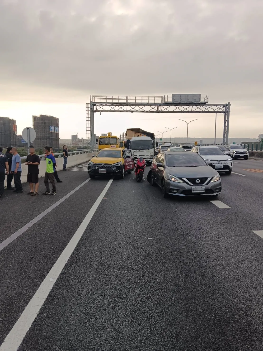 現場共5輛汽機車追撞。民眾提供