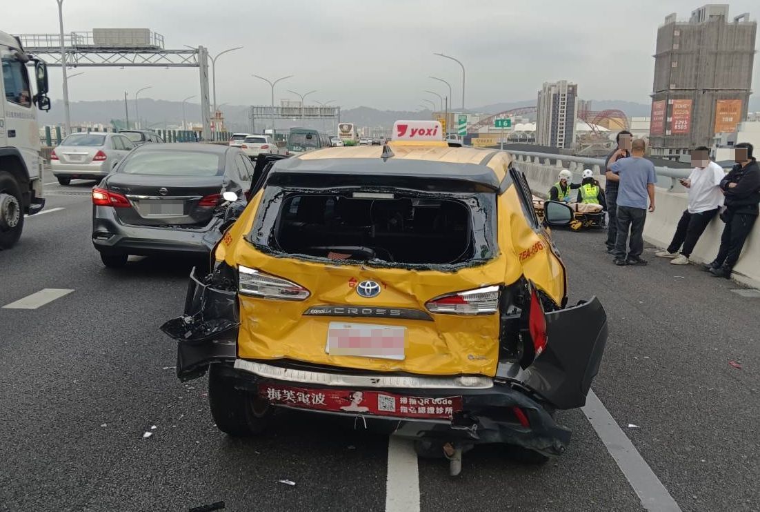 台中台74線連環車禍 4汽車、1重機追撞釀5傷