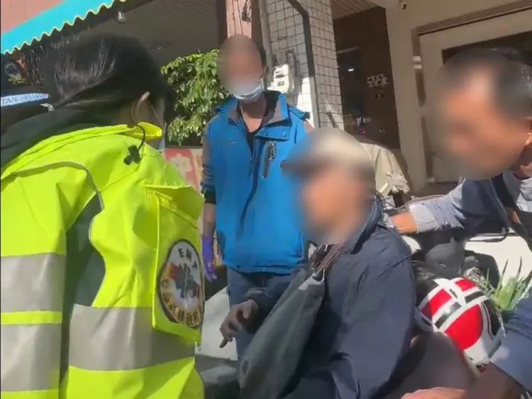 男子忘吃藥在路旁顫抖，巡邏警主動關切協助送醫。翻攝畫面