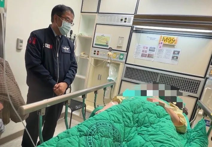 黃偉哲昨晚探視兩名傷者，目前兩人狀況穩定。南市府提供