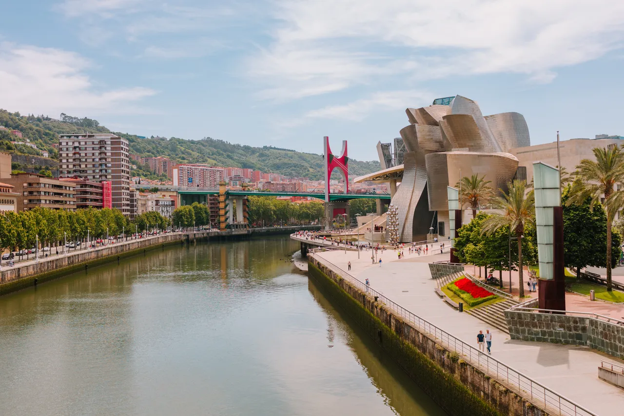 「畢爾包」已從工業重鎮成功轉型，成為一座集前衛建築、豐富美食與自然景觀於一身的文化之都。Booking.com提供