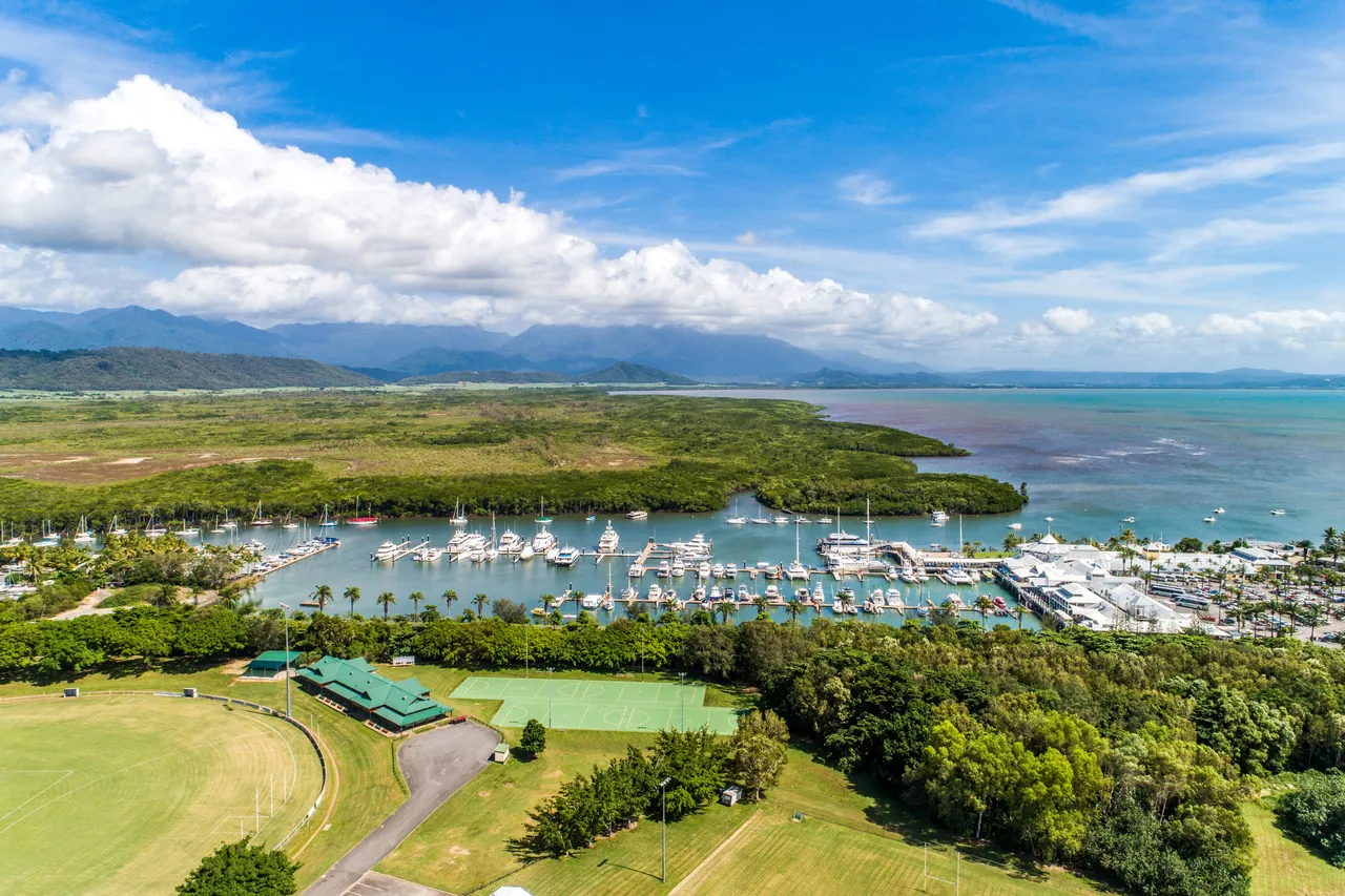 「道格拉斯港」是結合自然冒險與休閒人文的熱帶度假勝地。Booking.com提供