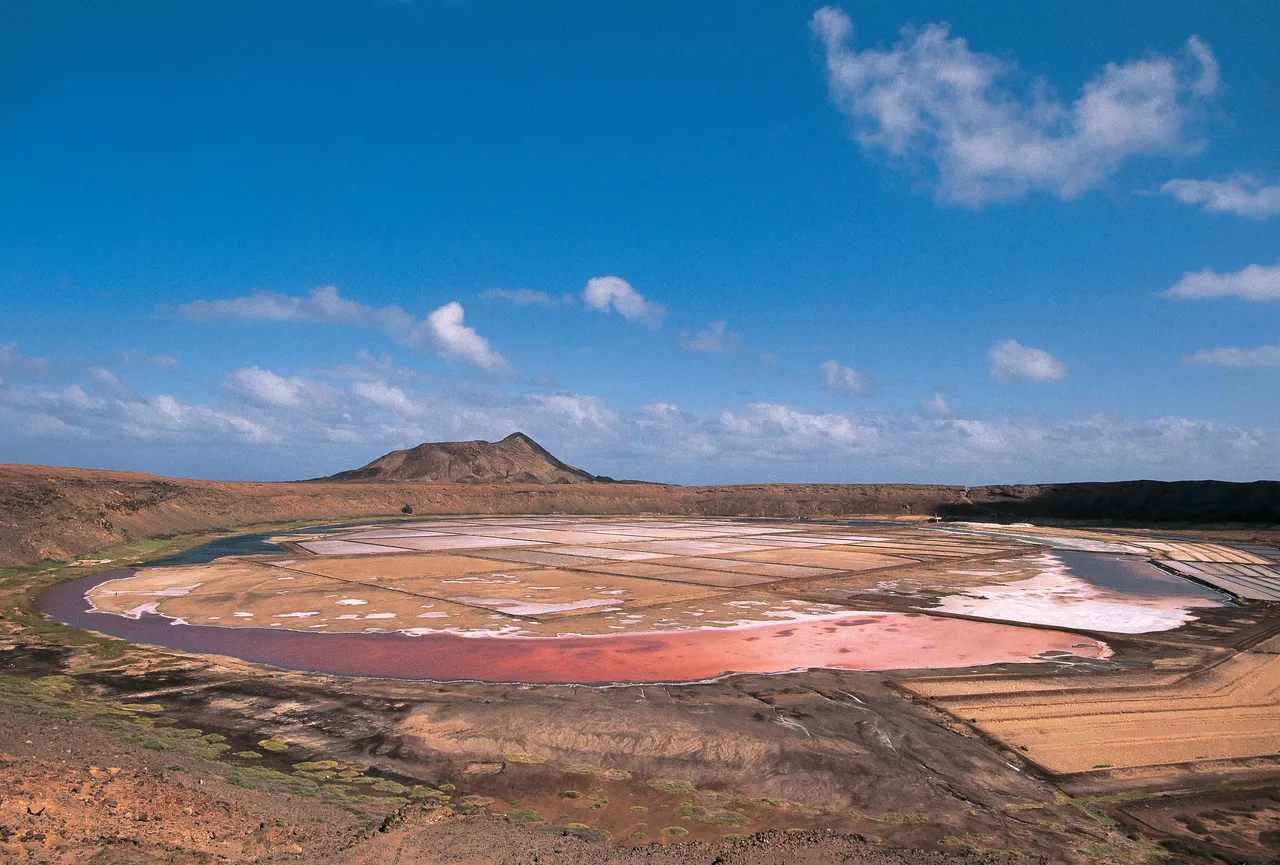 「薩爾島」以沙灘水色、融合非葡風情的多元文化與在地美食為特色。Booking.com提供