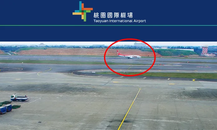 德威航空編號TW687班機降落桃園機場時輪胎脫落。機場景觀台鏡頭