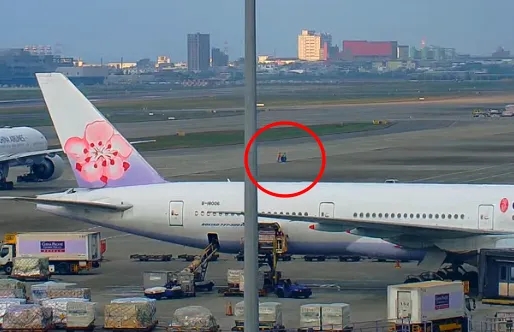 機場人員緊急將脫落輪胎搬離。機場景觀台鏡頭