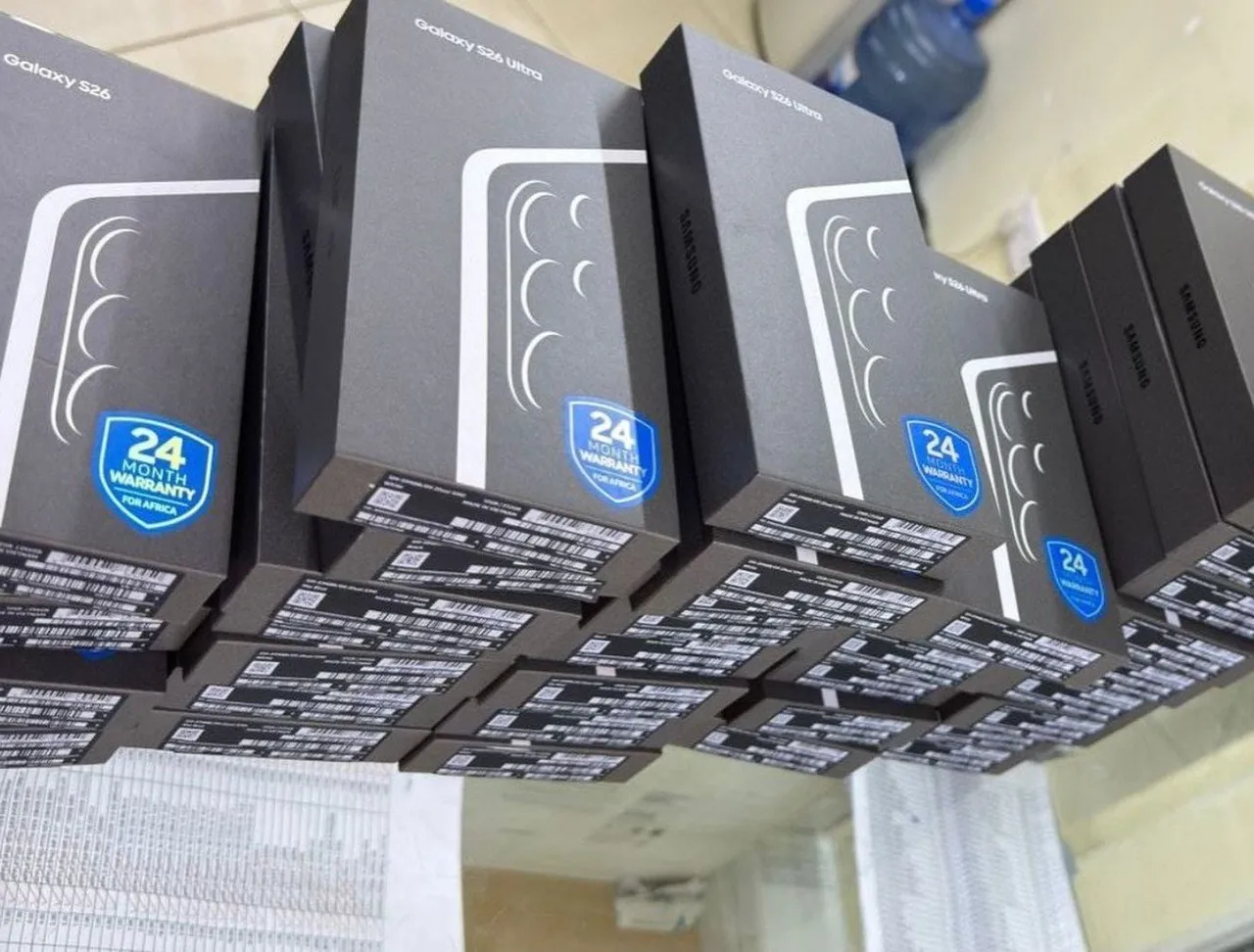 面對外界質疑「破壞發表節奏」，爆料者強調這批Samsung Galaxy S26 Ultra為通路公開販售的零售版本，且外盒清楚標示「24 Month Warranty for Africa」，並非評測機或受保密協議限制的樣機，認為分享內容並無違規之處。Sahil Karoul X