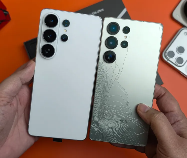 左為Samsung Galaxy S26 Ultra、右為Samsung Galaxy S25 Ultra，可見新機改為藥丸狀橢圓裝飾的相機模組，望遠鏡頭開孔由長方形改為圓形，整體設計更為整合、模組視覺也更俐落。Sahil Karoul X