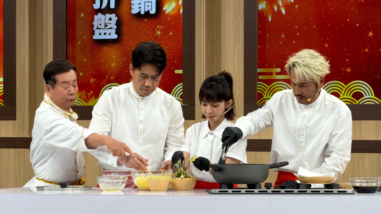 要做菜給專業主廚評審團，羅時豐（左二）、KID（右一）崩潰喊大逆不道。麥卡貝網路電視提供