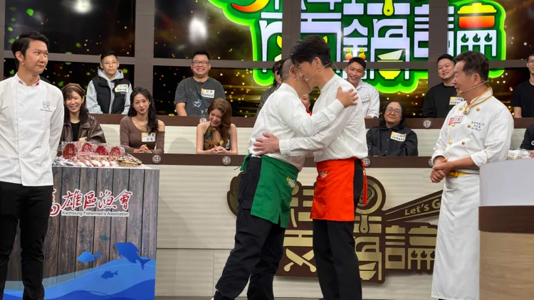 邰智源（左二）與羅時豐（右二）互相擁抱打氣。麥卡貝網路電視提供