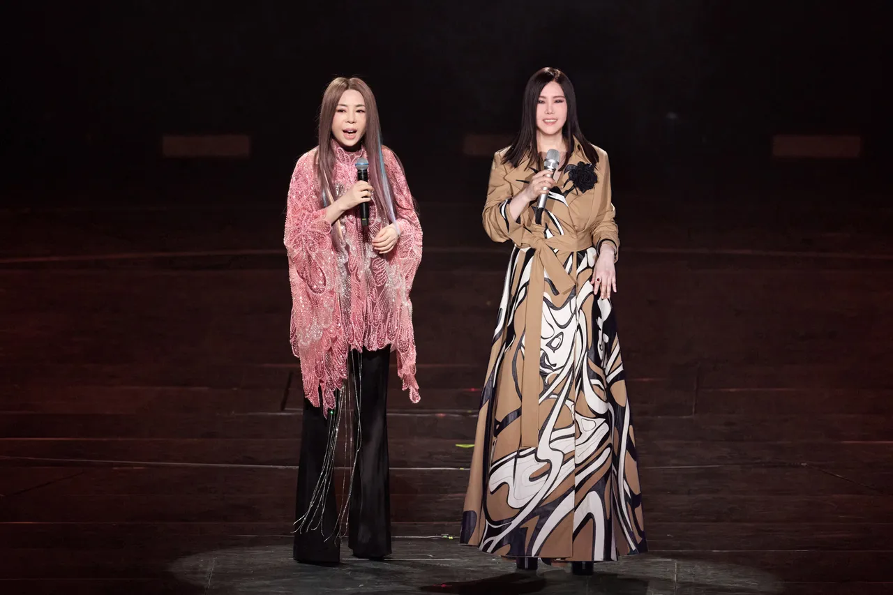 江蕙時隔16年合體妹妹江淑娜　台上討「唱酬紅包」打開傻眼了