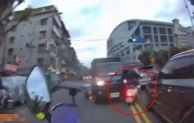 小貨車駕駛「犧牲小我、完成大我」，讓毒鴛鴦摔車束手就擒。翻攝畫面