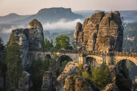 隨著浪漫奇幻文學風靡全球，旅人不再滿足於閱讀小說中的奇幻情節，而是渴望親身踏入充滿龍族、精靈與神話生物的奇幻世界。Booking.com提供