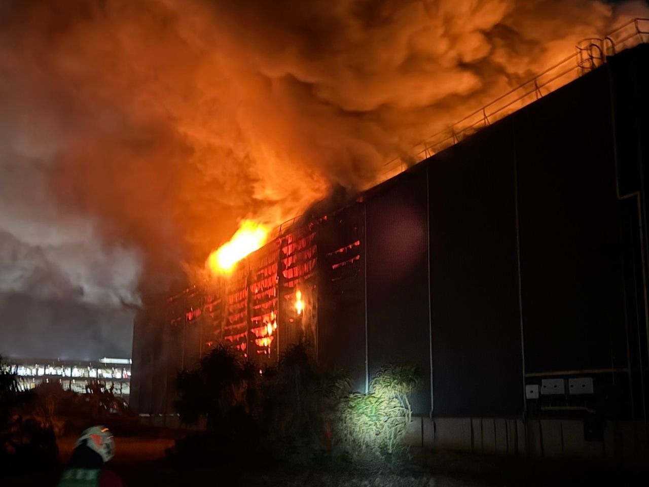 桃園倉庫大火 警消漏夜搶救中
