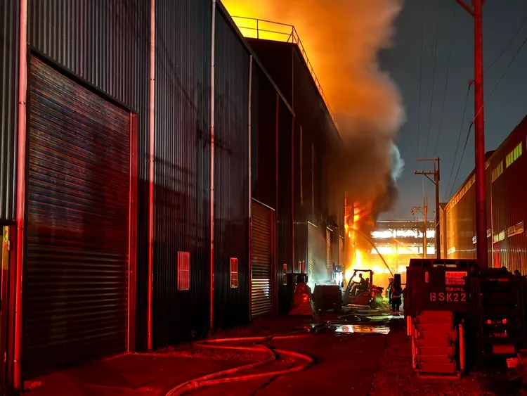 警消搶救中。桃園市消防局提供