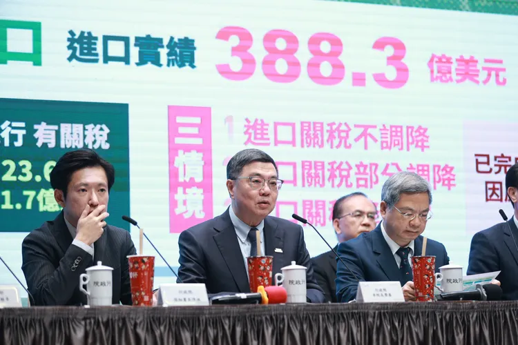 行政院說明台美貿易協定簽署後的應對。彭欣偉攝