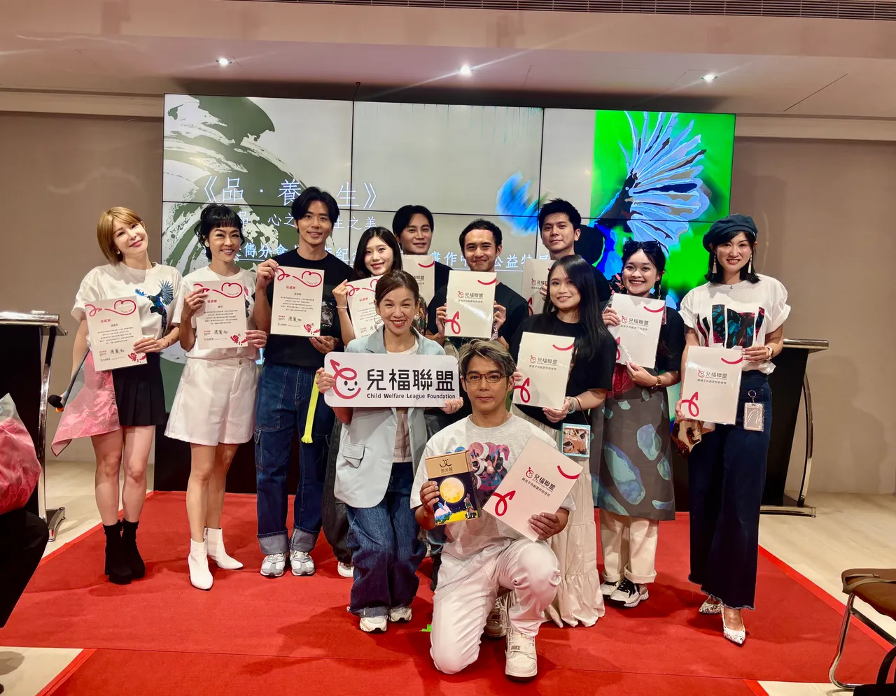 陳子強於（前）2025年舉辦公益畫展，一幫好友力挺。經紀人提供