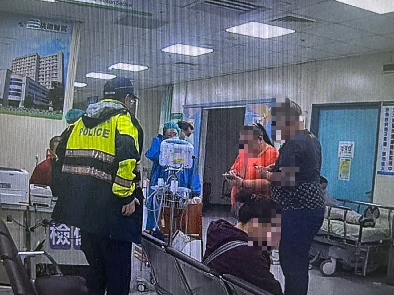 女童誤食清潔劑!老爸攔警車求助 楊梅警火速開道送醫