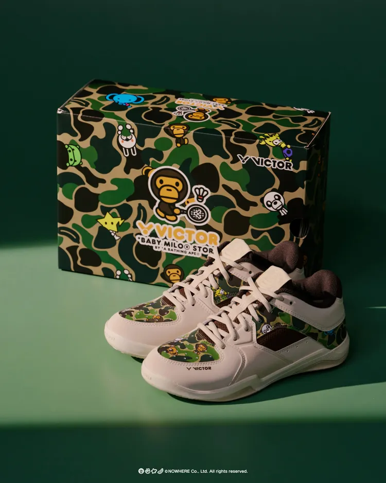 VICTOR x BABY MILO STORE聯名羽球鞋以卡其色為底搭配經典迷彩圖樣，3680元。品牌提供