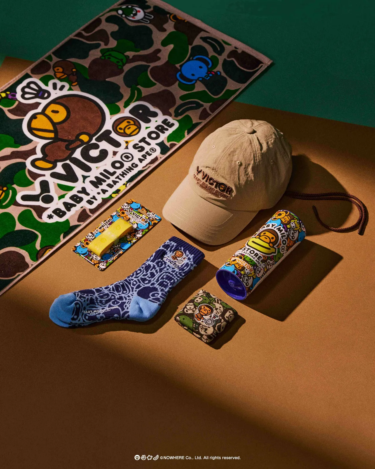 VICTOR x BABY MILO STORE聯名羽球鞋以卡其色為底搭配經典迷彩圖樣，3680元。品牌提供