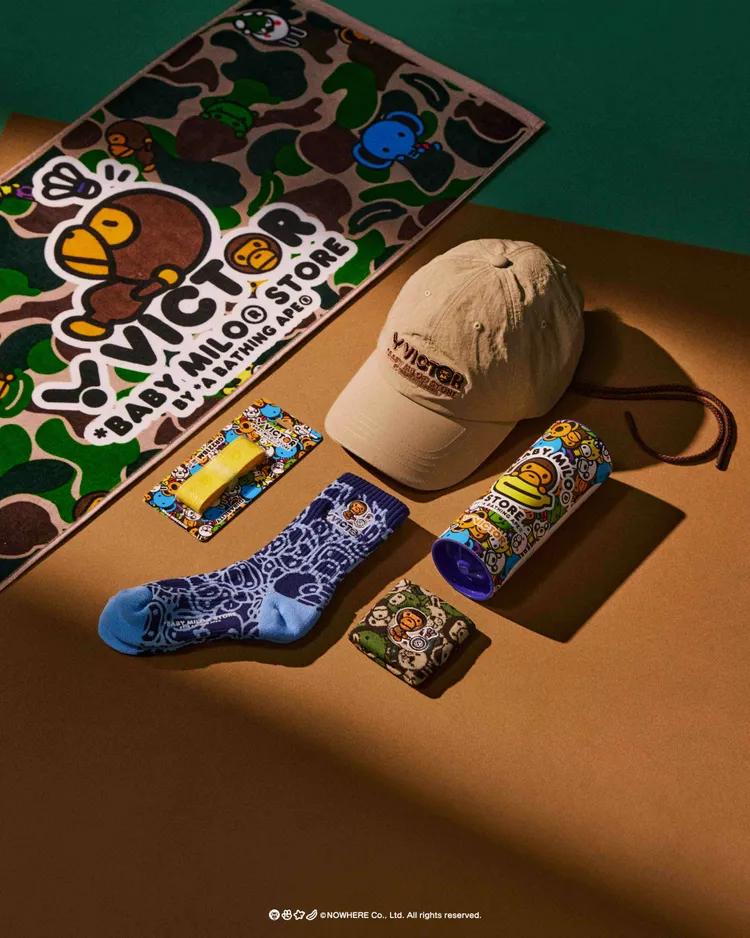 VICTOR x BABY MILO STORE聯名羽球鞋以卡其色為底搭配經典迷彩圖樣，3680元。品牌提供