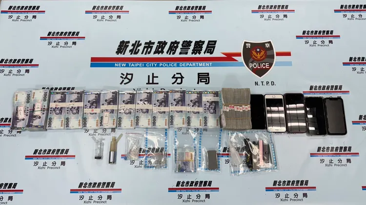 警方起獲贓款與毒品。翻攝畫面