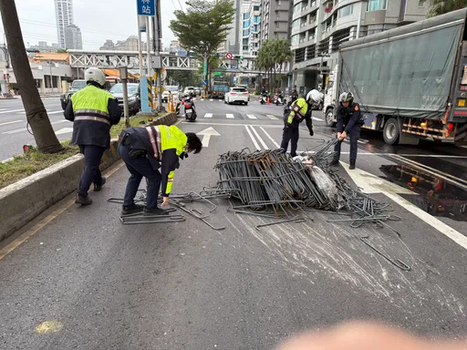 淡水貨車半路掉整捆鋼筋還勾破車底油管　後方機車未察慘摔釀2傷