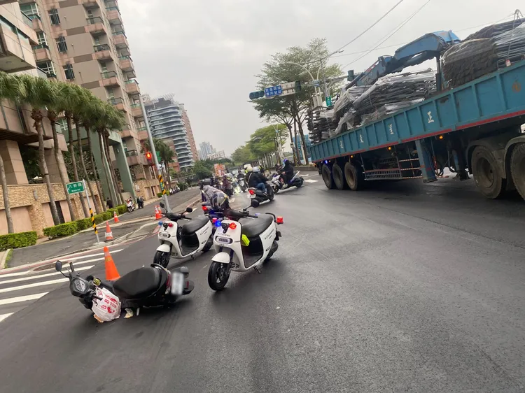 夫妻雙載騎過油漬路面摔車受傷，當地交通兩線道也因此禁行。翻攝畫面