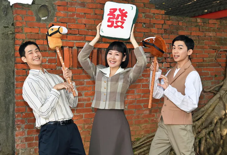 盧彥澤（左）帶孩子朝聖經典卡通。台視提供