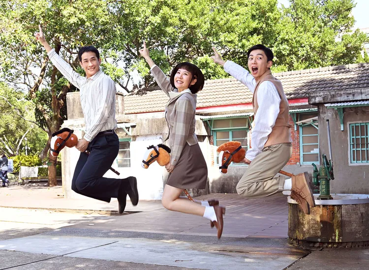 陳玹宇(右)今年過年還是拿到紅包了。台視提供