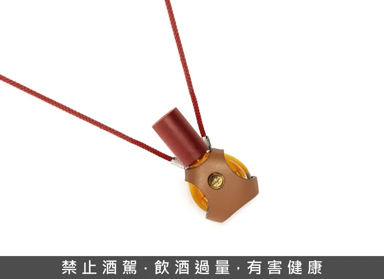路易十三迷你瓶以小容量呈現頂級干邑精髓，延續經典水晶瓶身設計，適合節慶中以「小酌奢華」方式共享的品味之選。業者提供