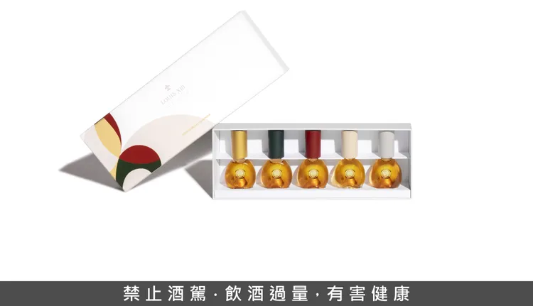 路易十三珍萃裝將干邑分裝為五款 10ml 小瓶，以不同情緒色彩詮釋當代生活態度，重新定義頂級干邑的飲用場景。業者提供