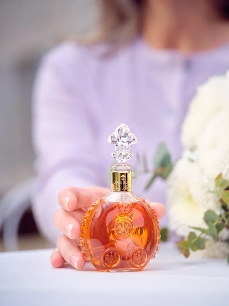 路易十三迷你瓶以精緻小巧比例保留經典水晶瓶設計與專屬序號，讓頂級干邑以更貼近日常的形式，成為節慶小酌與收藏兼具的選擇。業者提供