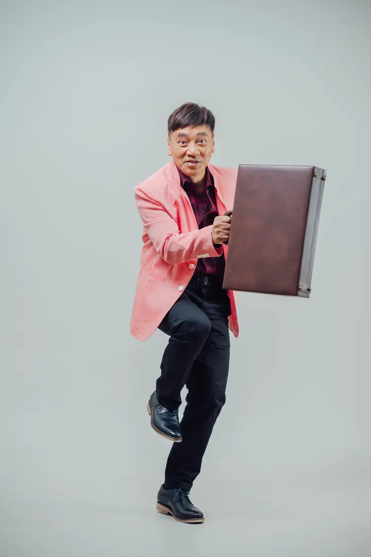 施孝榮以「一卡皮箱走天下」為演唱會主題概念。寬宏藝術提供