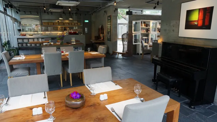 該餐廳開幕時由張瓊姿以高金素梅原住民名字命名，聘用原住民員工、採用在地食材。翻攝該餐廳臉書