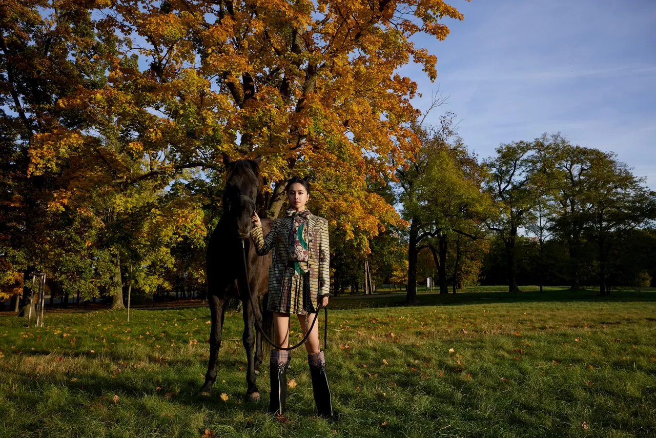 JOLIN與合拍駿馬拍MV。凌時差提供