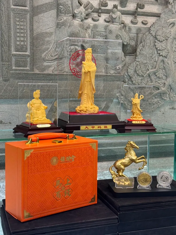 大甲鎮瀾宮今年搶頭香前三名可分別獲贈大中小「金媽祖」，以及馬年錢母。鎮瀾宮提供