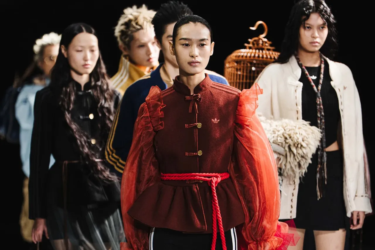 Adidas融入中國風設計元素，呈現一股東西交融的時髦潮味。翻攝Adidas via CNN