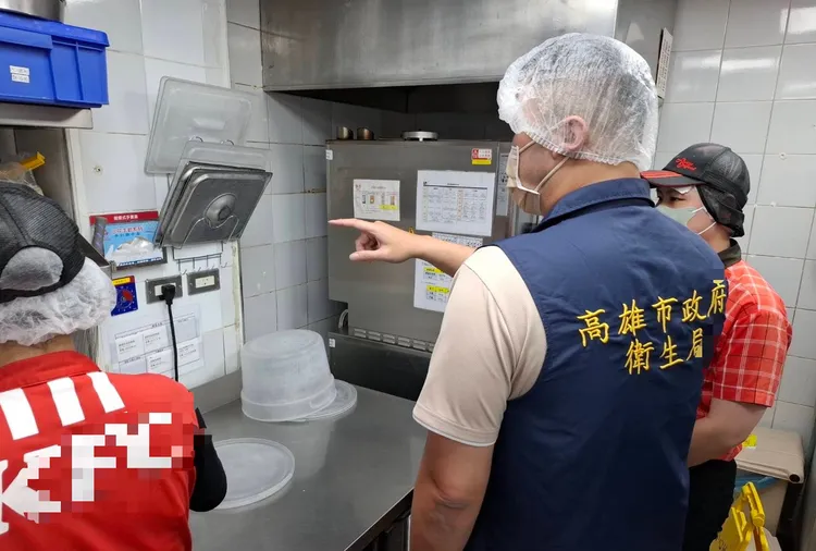 高雄市衛生局11日前往肯德基檢查，將依食安法開罰。翻攝畫面